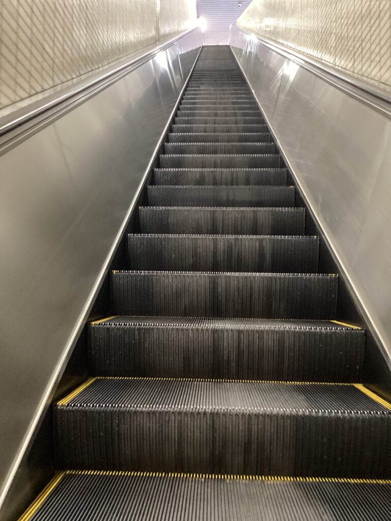 辰巳駅エスカレーター